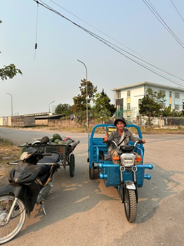 Tôi Tư Vấn Bạn Mua Xe Điện Chở Hàng Từ Kỹ Sư 10 Năm Làm Nghề 4 Đội ngũ kỹ thuật viên của Xe Điện Môi Trường AZ đang bàn giao xe và hướng dẫn trực tiếp cách vận hành an toàn cho các công nhân tại nhà máy