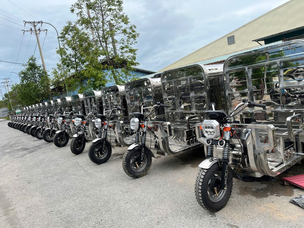 Tôi Tư Vấn Bạn Mua Xe Điện Chở Hàng Từ Kỹ Sư 10 Năm Làm Nghề 3 Hình ảnh một chiếc xe tải điện 3 bánh hoặc 4 bánh của Xe Điện Môi Trường AZ đang vận hành chở hàng hóa nặng trong một khu công nghiệp