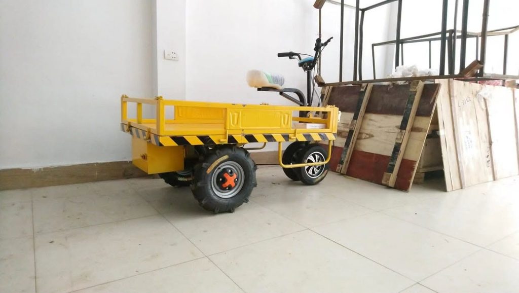 Xe Điện Chở Hàng Nhà Xưởng - Bài Toán Tối Ưu Cho Doanh Nghiệp 3 Xe điện chở hàng trong nhà máy vận hành êm ái
