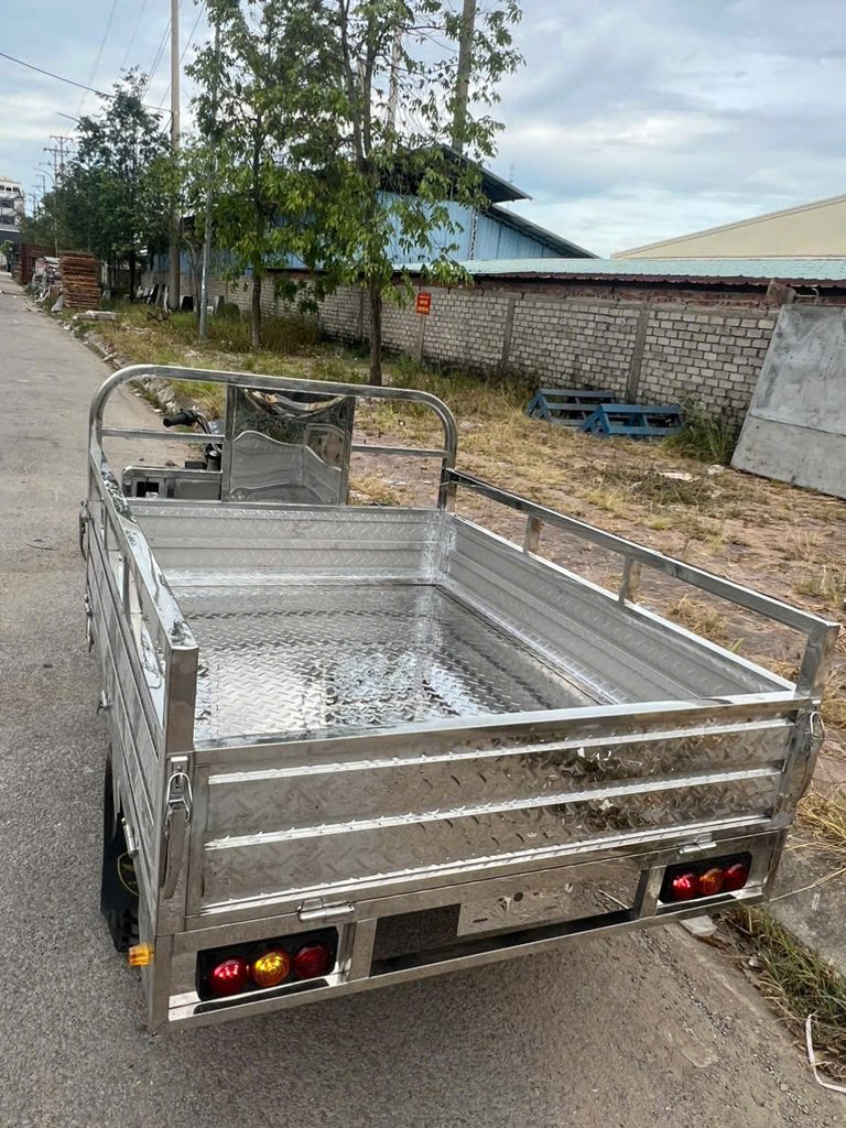 Xe điện 3 bánh chở hàng thùng inox 700kg: Giá và thông số 3 Can canh thung inox bung xe va san thung khi su dung de cho nong san hoac thuc pham 768x1024 1