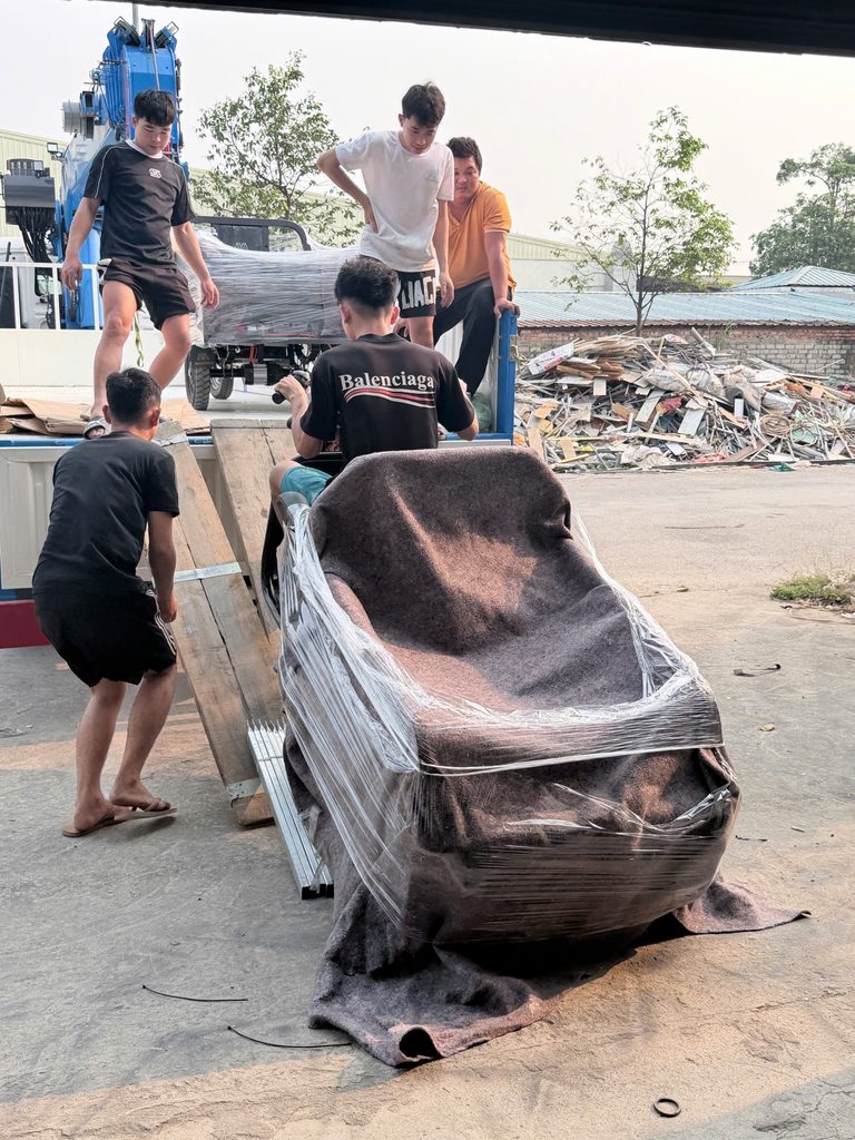 Xe điện 3 bánh chở hàng thùng inox 700kg: Giá và thông số 4 Nhân viên kiểm tra và hướng dẫn khách hàng vận hành xe trước khi bàn giao