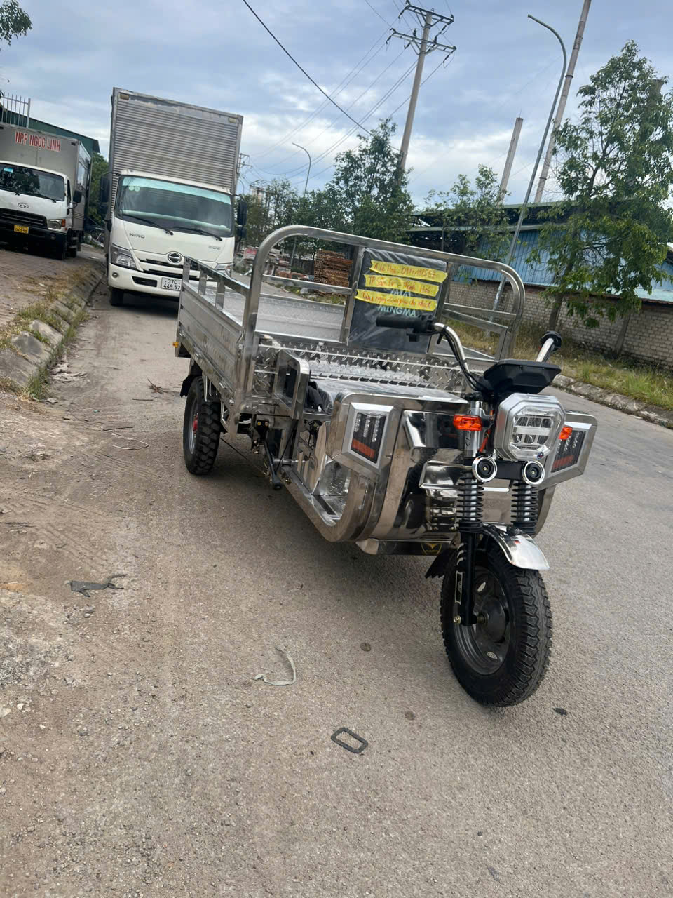 Xe điện 3 bánh chở hàng thùng inox 700kg: Giá và thông số 1 Toàn cảnh xe điện 3 bánh thùng inox 700kg tại khu vực giao hàng